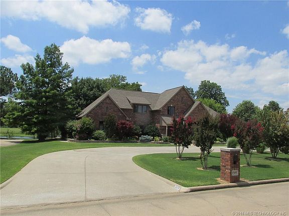 3rd image of 1509 NE Oakridge Dr