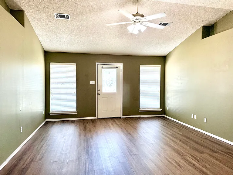 1721 Eastgate Cir — Photo 12