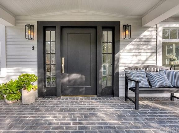 3rd image of 122 N Wilton Pl
