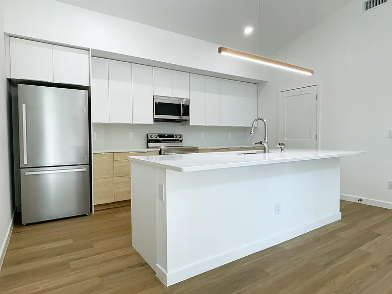 610 E 8th St — Photo 8