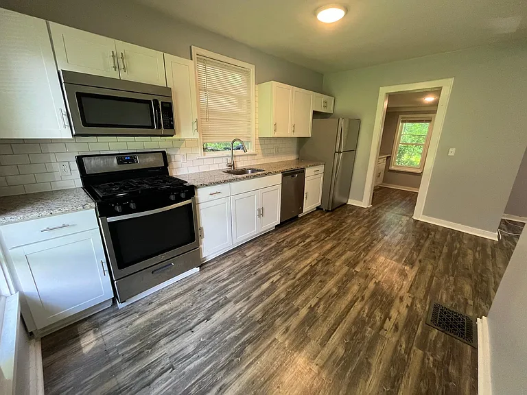 119 Henderson St — Photo 18