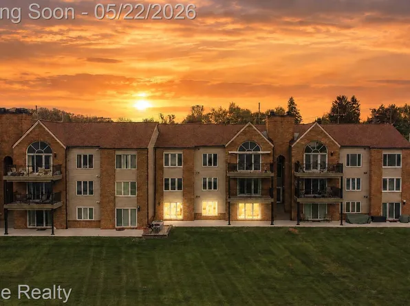 3434 Adams Shore Dr, Waterford Township, MI 48329