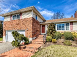 5 Evelyn Rd, Plainview, NY 11803