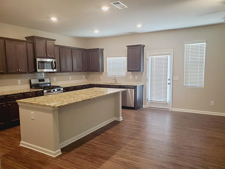 61 Pointe Pl — Photo 3