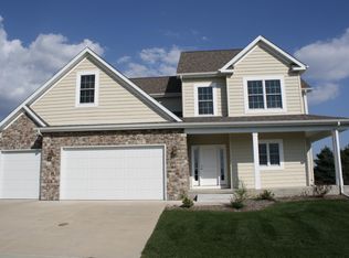 44 Cobblestone Ln, Le Claire, IA 52753