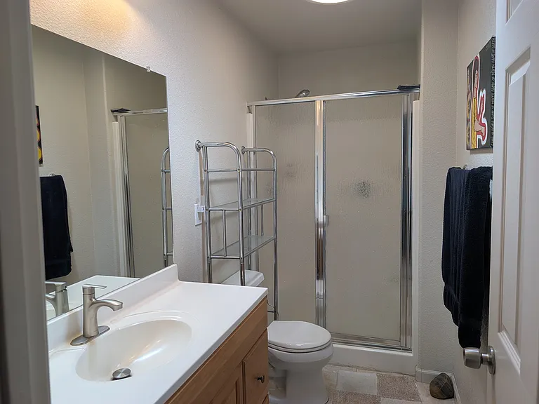 Shared bathroom w/1 very clean male roommate