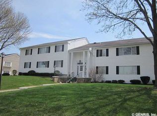 26 Colonial Pkwy APT D, Pittsford, NY