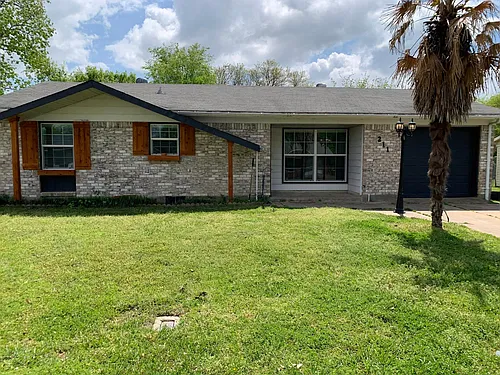 211 W Andrew Dr Photo 1