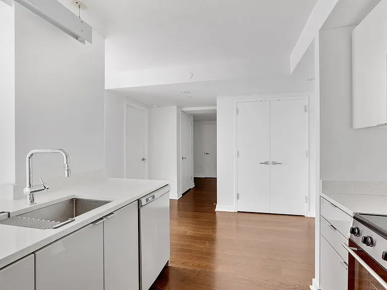400 W 113th St #1505 — Photo 9