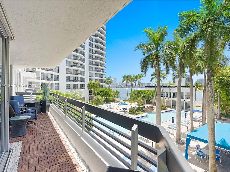 3600 Mystic Pointe Dr #306 — Photo 20