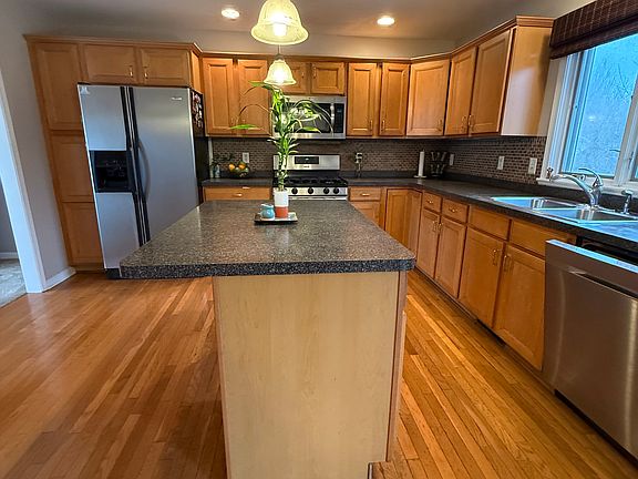 3rd image of 18 Timber Cove Ct