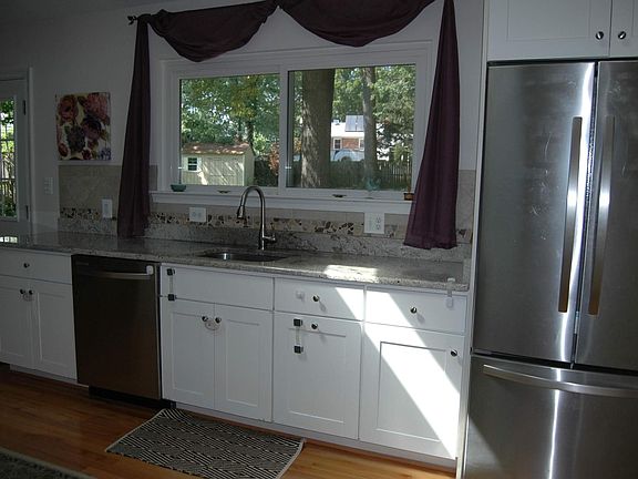 3rd image of 10324 Forest Ave