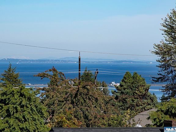 4th image of 218 Lopez Ave
