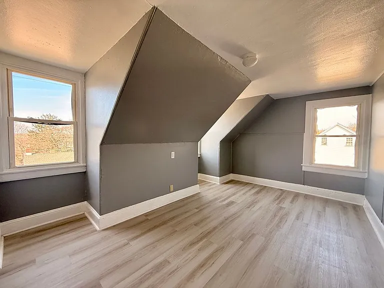265 N Laurel St — Photo 14