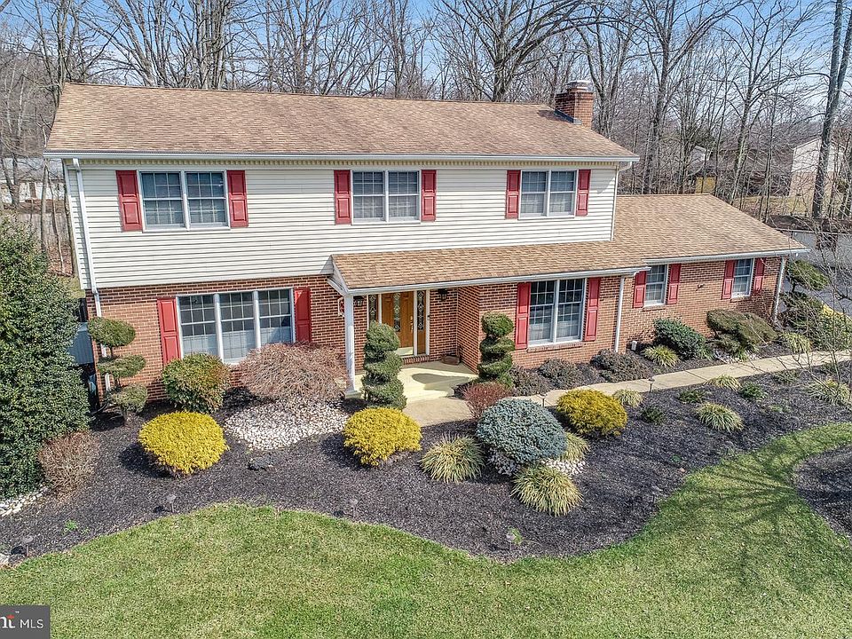 1st image of 16 Debra Dr