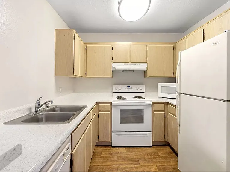 La Regencia Apartments — Photo 44