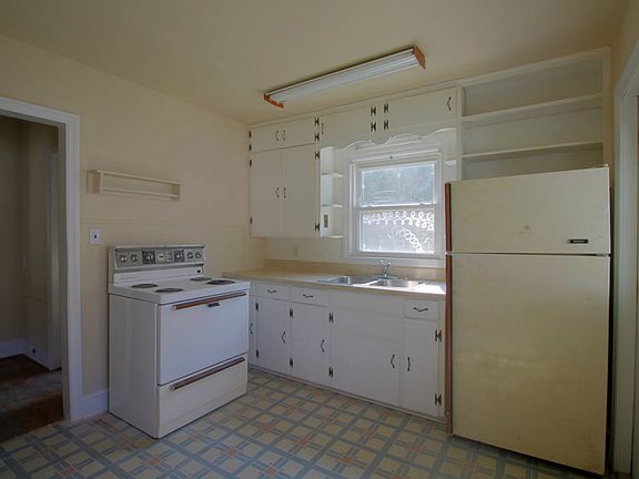 4th image of 1004 Portland St