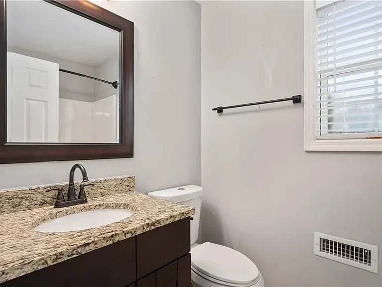2162 Larchwood Rd SW — Photo 10