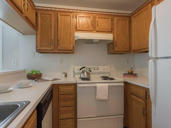 3rd image of 2 Crescent Dr #3