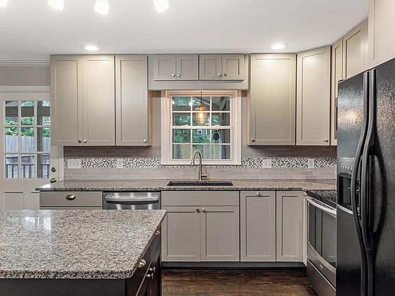 5th image of 306 Kenilworth Dr