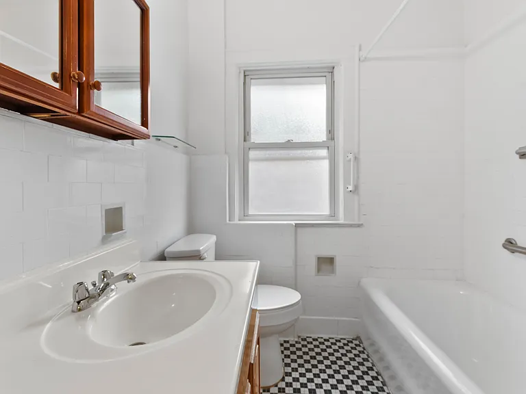 264 Laurelton Blvd #2 — Photo 10