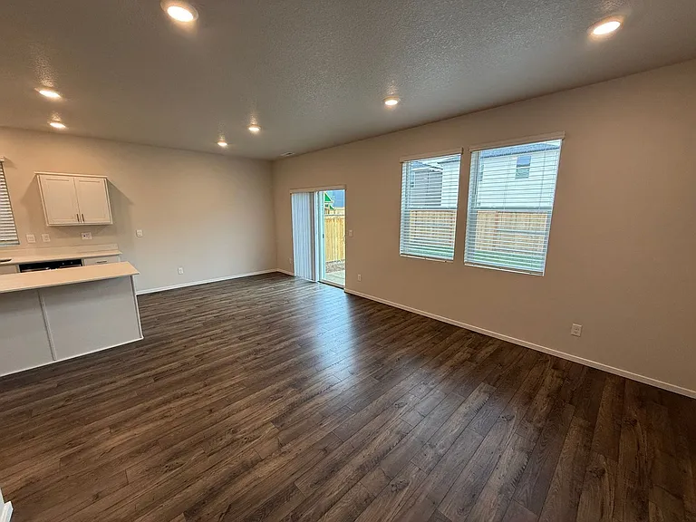 4833 Thyme Ave NE — Photo 5