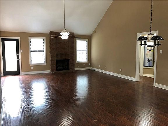 4th image of 2736 Wentworth Dr