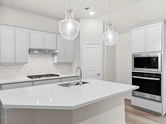 3rd image of 114 Neches Nook Ct