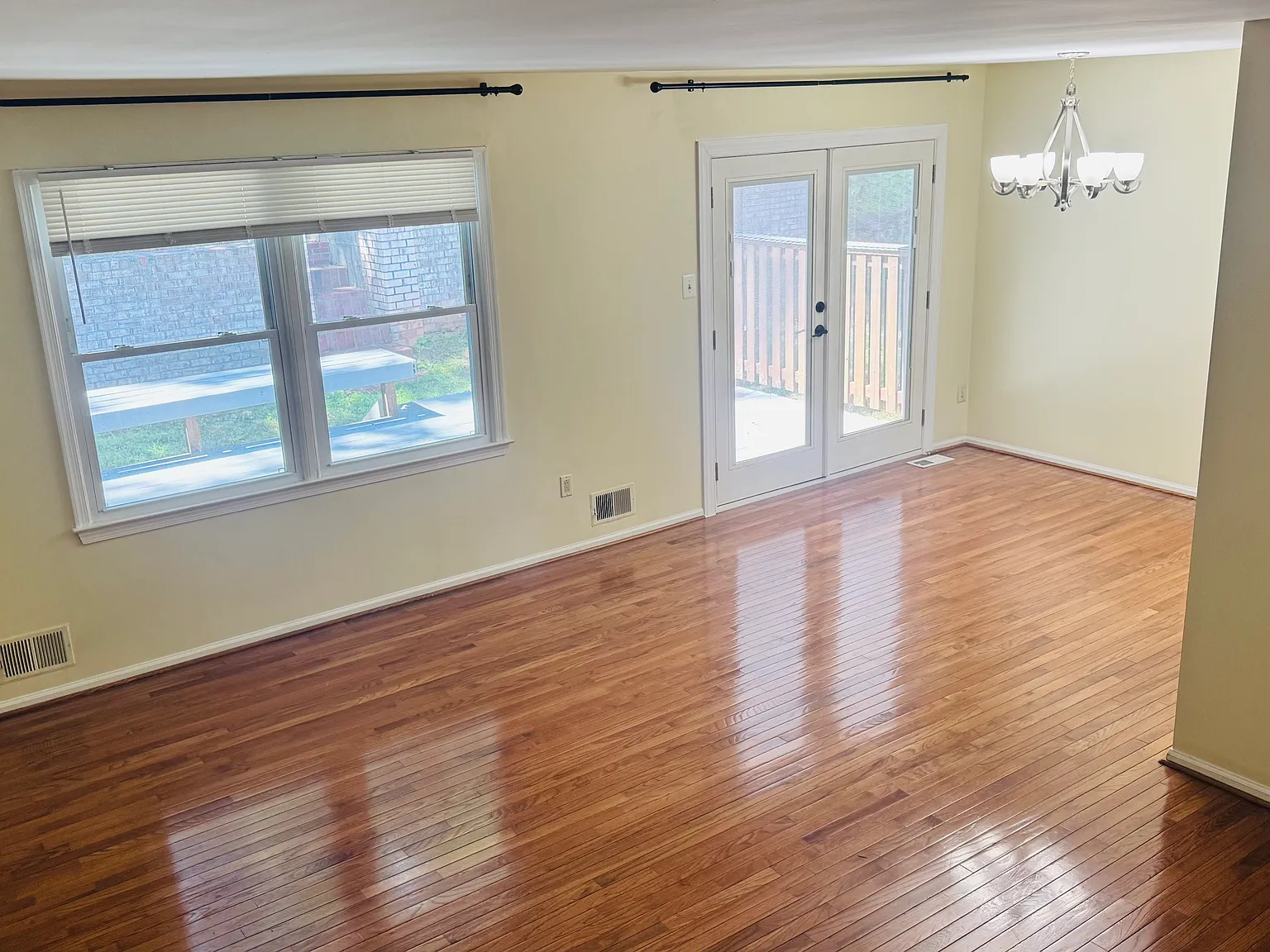 4 bed, 2021 sqft, $3,800 — Photo 4