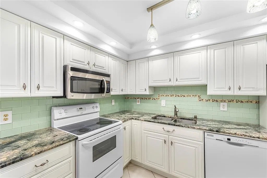 2 bed, 2.0 bath, 1005 sqft, $2,200 — Photo 3
