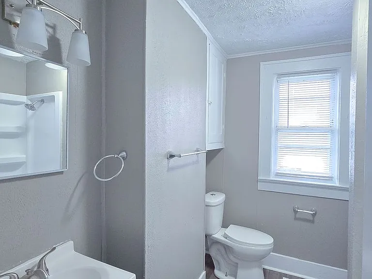216 E Madison St — Photo 5