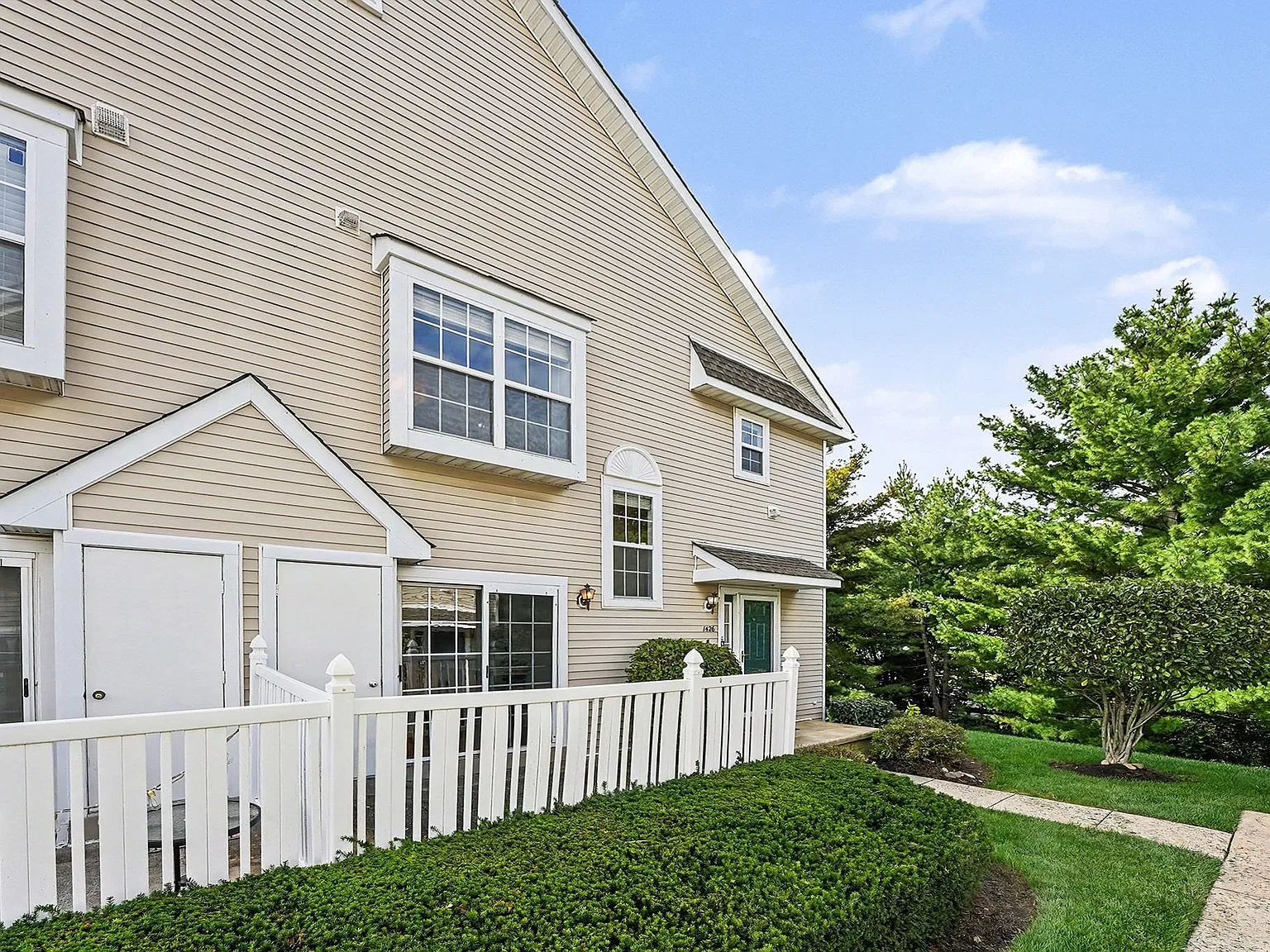 2 bed, 2.5 bath, 1376 sqft, $2,400 — Photo 3