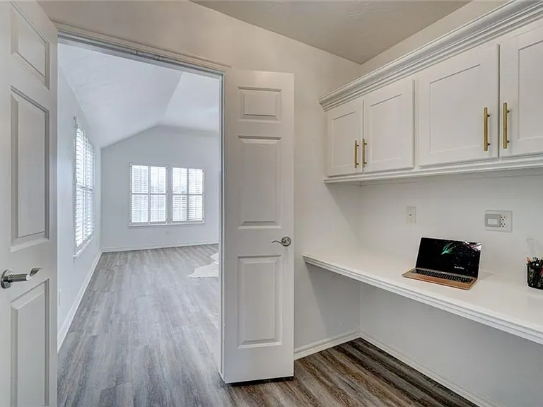300 Glen Dr — Photo 22