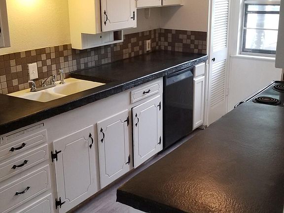 5th image of 609 W Rebecca Ave
