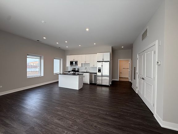 4th image of 1730-35 W Greenleaf Ave #307
