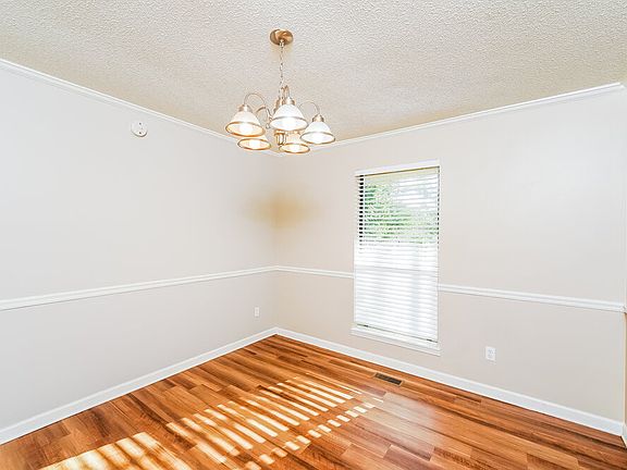 5th image of 704 Cherry Ln