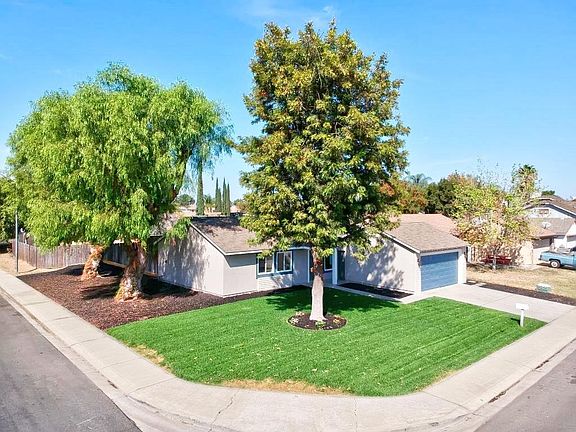 3rd image of 3829 Woodview Dr