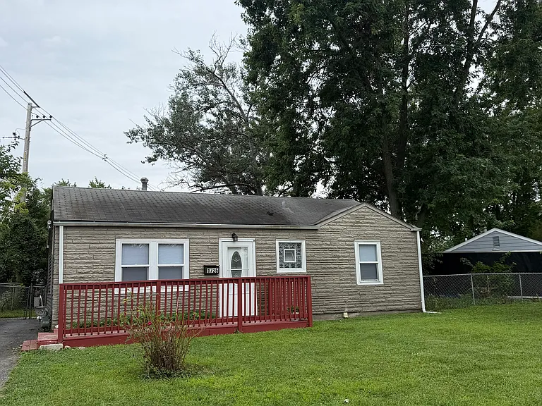 1726 Hosmer Ln — Photo 2