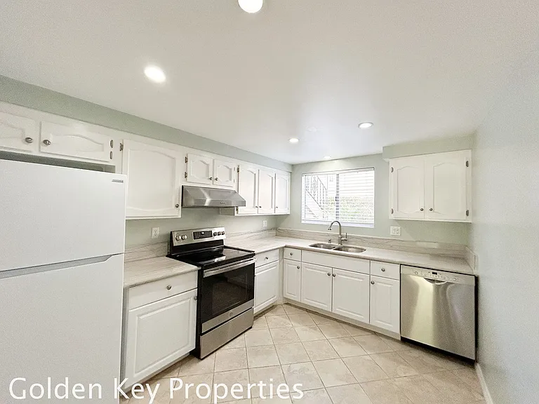 918 Caminito Estrada #E — Photo 1