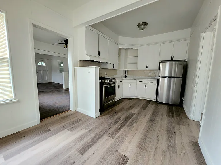 1946 NW 15th Streetmain House — Photo 11