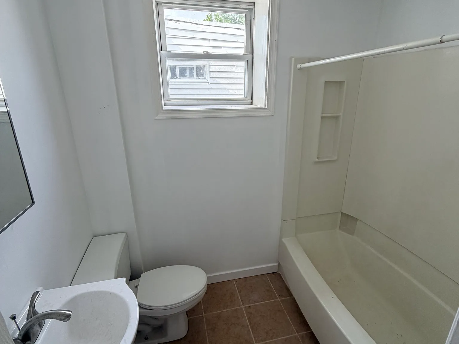 3 bed, 784 sqft, $1,595 — Photo 2