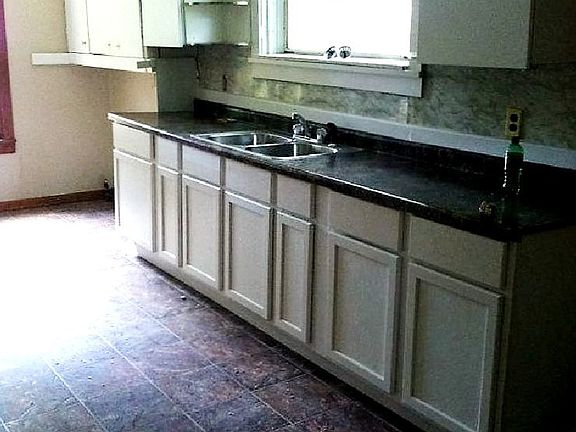 3rd image of 207 Oak St