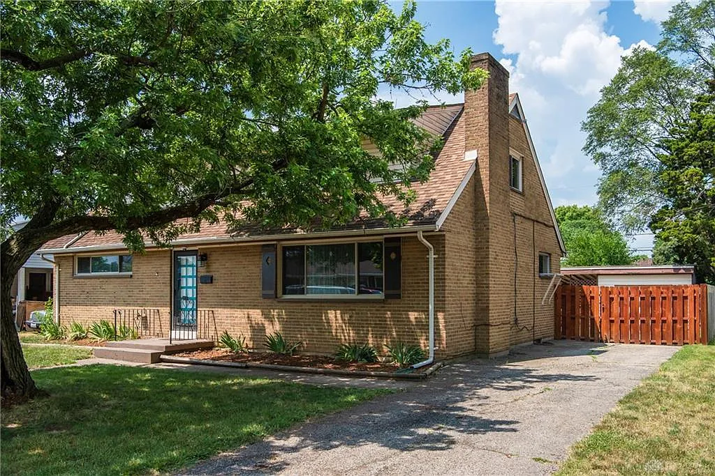 611 Winston Dr — Photo 2