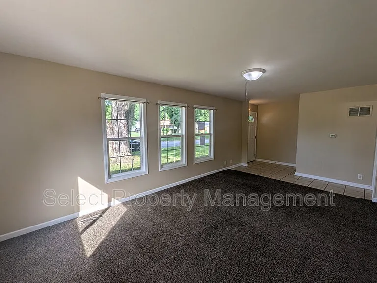 926 Houston Dr — Photo 5