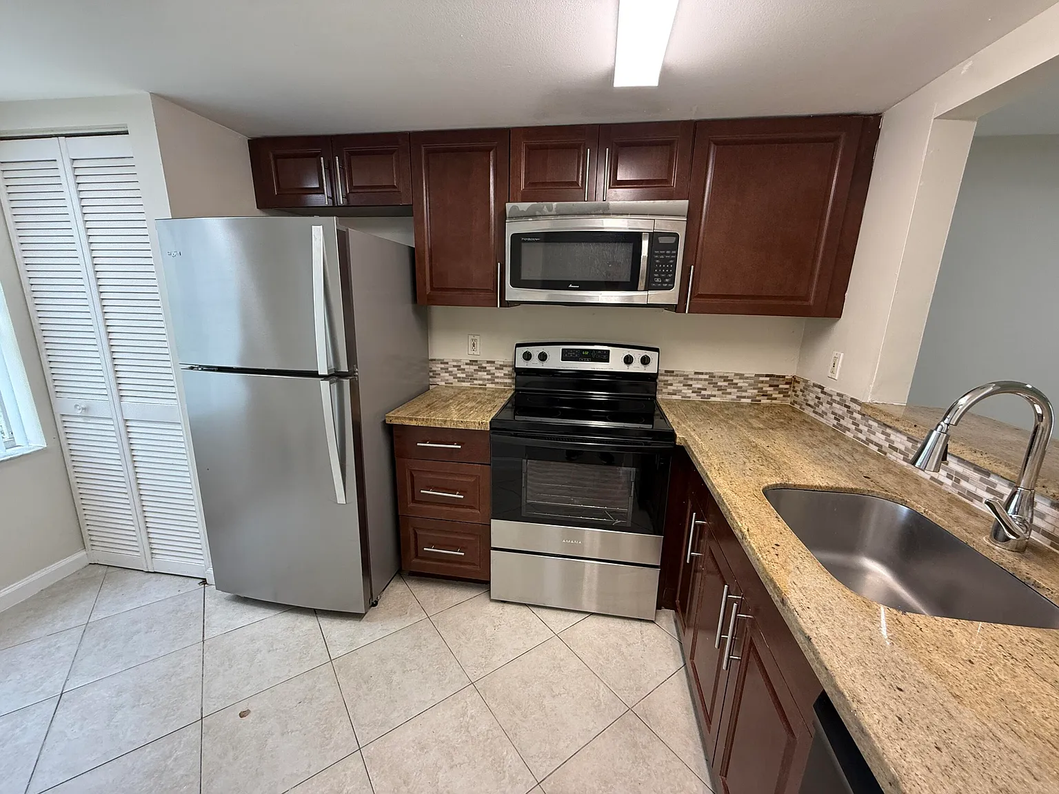 2 bed, 2.5 bath, 1050 sqft, $2,050 — Photo 3