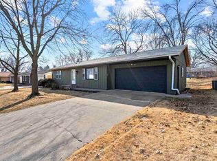 135 Ravencrest Dr, Iowa City, IA 52245