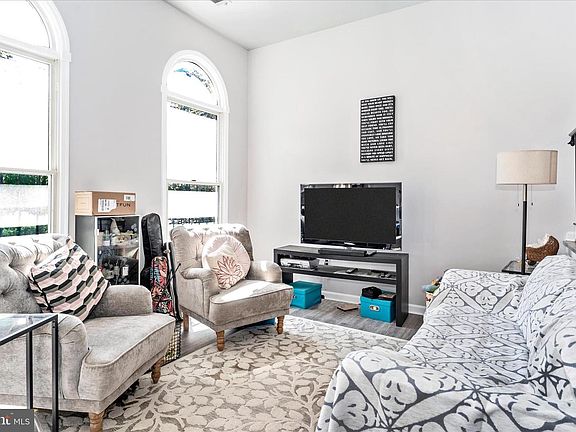 4th image of 1029 Lindsay Ln
