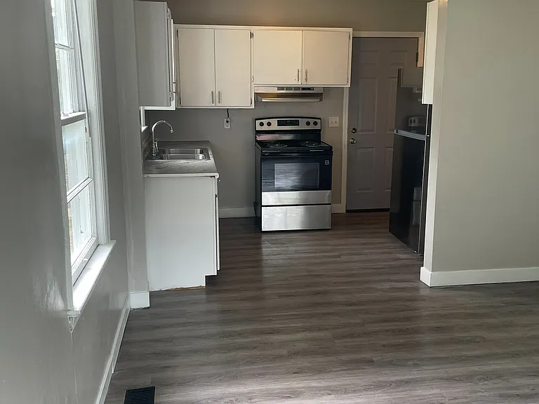 2505 N Purdum St — Photo 3