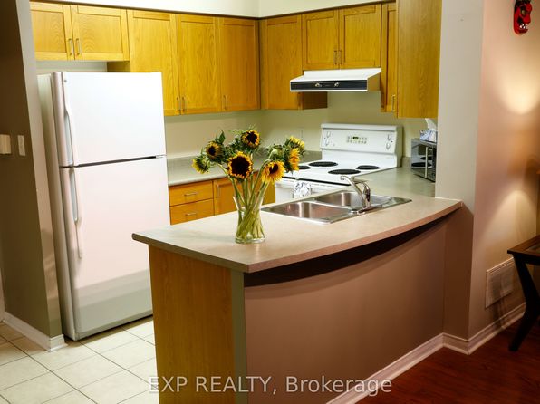 51 Baffin Ct #306, Richmond Hill, ON L4B 4P6