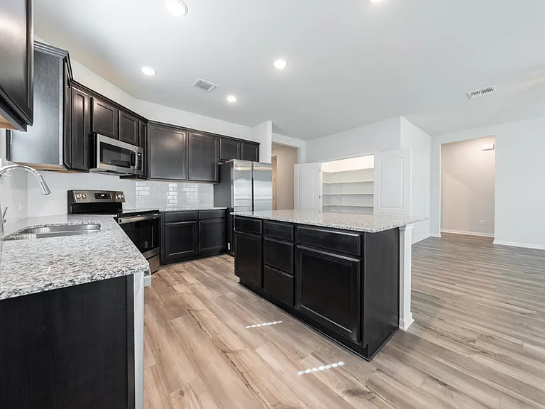 738 Friar Tuck Dr — Photo 3